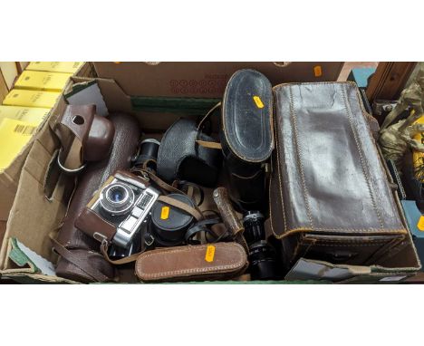 A collection of vintage photography equipment, to include a Voigtlander SLR camera and a pair of binoculars 