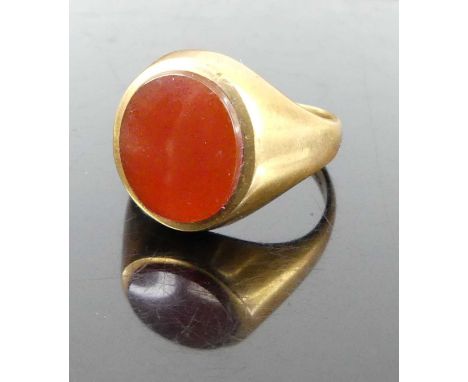 A 9ct gold agate set signet ring, 6.7g, size T