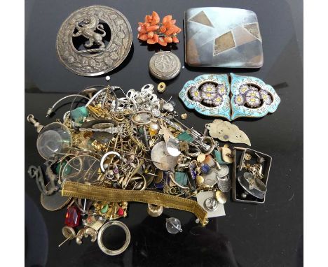 Assorted costume jewellery, to include enamel belt buckle, coral brooch, cufflinks, rings etc 