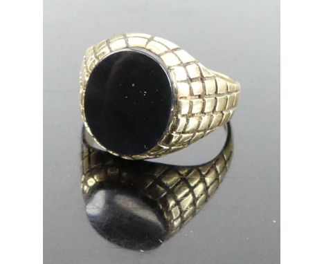 A gent's 9ct gold and black onyx set signet ring, 3.4g, size N