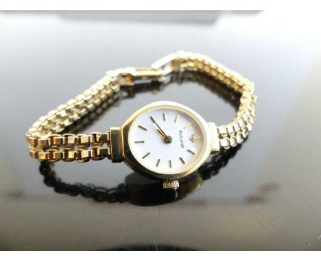 A lady's Accurist 9ct gold cased quartz dress watch, on 9ct gold bracelet, 11.4g, case dia.16mm