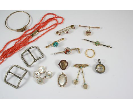 A QUANTITY OF JEWELLERY including an intaglio reverse carved crystal and gold hunting brooch, a turquoise and seed pearl bow 