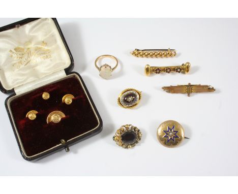 A QUANTITY OF JEWELLERY including a cased set of four 9ct. gold dress studs, an opal and 9ct. gold single stone ring, size M 