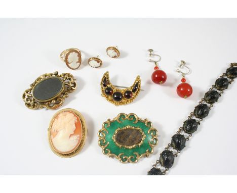 A QUANTITY OF JEWELLERY including a carved shell cameo brooch, a gold and garnet crescent-shaped brooch, an enamel and gilt m