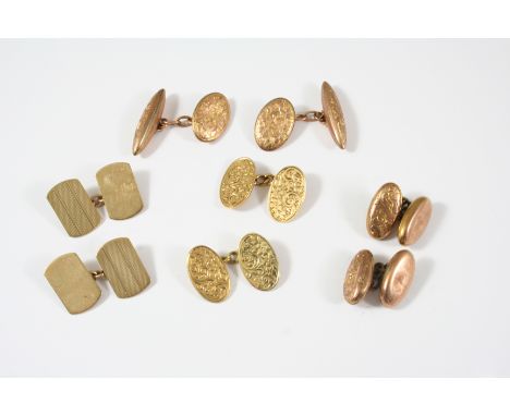 A PAIR OF 18CT. GOLD CUFFLINKS of oval shape, each link with foliate engraved decoration, 7.0 grams, a pair of 9ct. gold cuff
