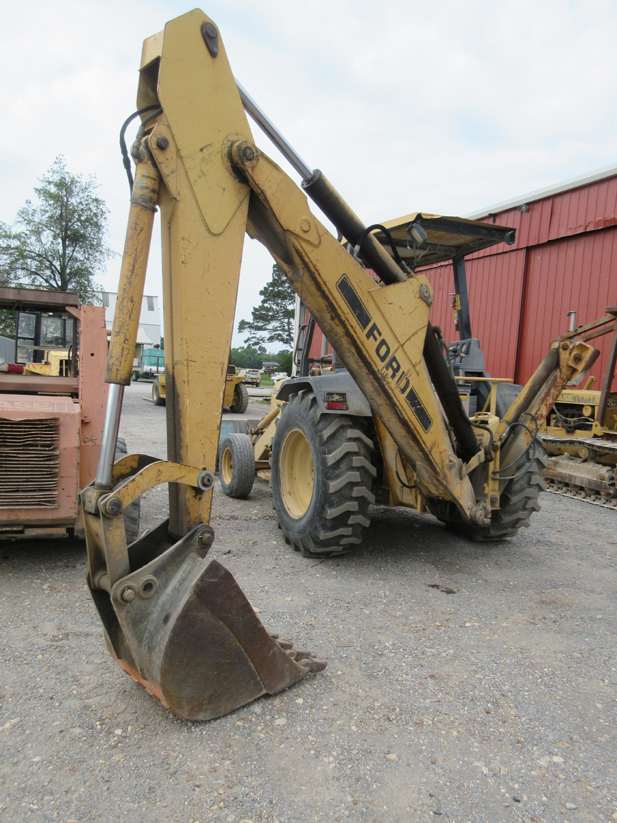 FORD 555D BACKHOE, 87' LOADER BUCKER, 24'' BACKHOE BUCKET W