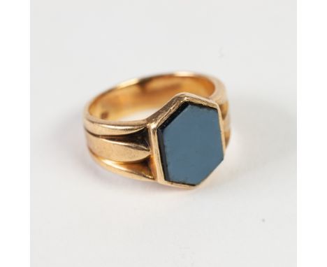 18ct GOLD SIGNET RING, the hexagonal top set with Sardonyx, 10gms, ring size 'R/S' 