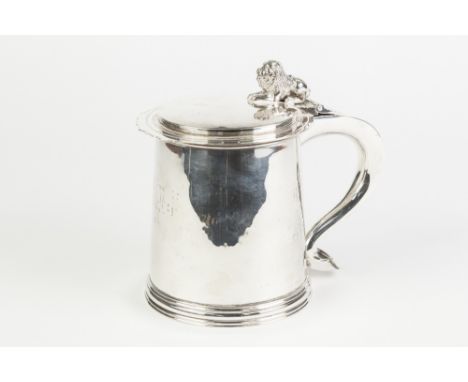 A GOOD QUALITY MODERN SILVER TANKARD of late Stuart design, of plain cylindrical form rising from a moulded foot ring, the hi