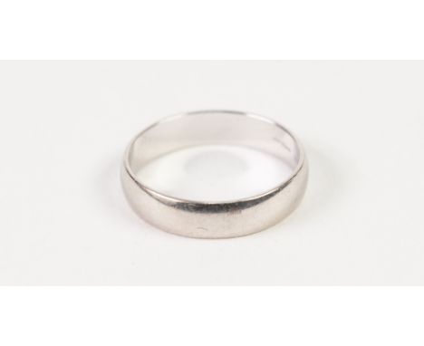 MODERN 18ct WHITE GOLD WEDDING RING, 2.8gms 