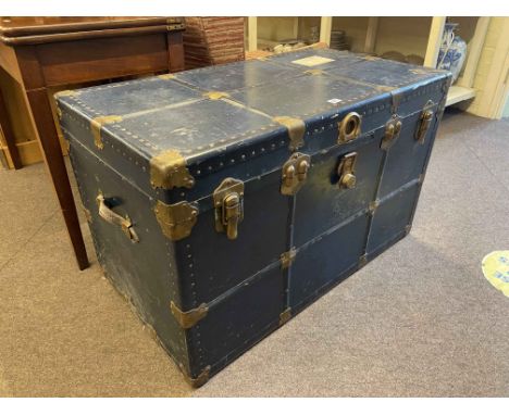 Vintage travelling trunk, 61cm by 99cm by 55cm.