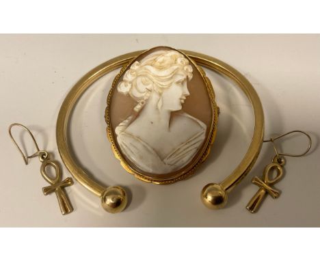A Victorian 9ct gold cameo brooch 11.1g;  an 18ct gold hollow cast bangle, 6.2g;  a pair of gold coloured metal ankh earrings