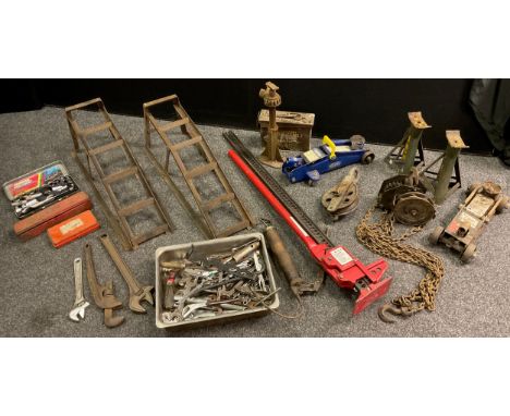 Engineering and mechanics, tools and machinery - an Am-Tech 48 inch Farmer’s Jack, 3.2 tonne lifting capacity;  a heavy duty 