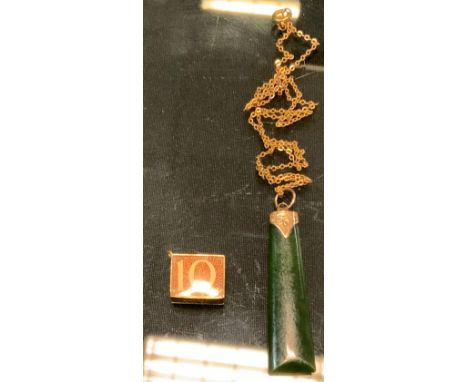 A 9ct gold mounted jade table pendant necklace, 5.1g;  9ct gold 10 shilling note charm, 2.3 g gross 