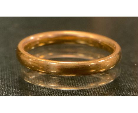 A 22ct gold wedding band, size L/M, 3.6g 