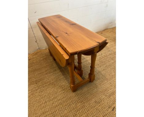A low gate leg table (H48cm W80cm D31cm)