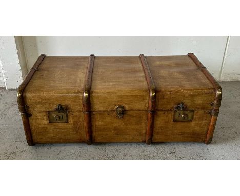A vintage wooden banded steamer trunk with brass fittings and leather strap handles at end (84cm x 51cm x 31cm)