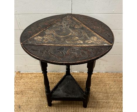 An oak Arts and Crafts style drop leaf tripod side table (H62cm Dia40cm)