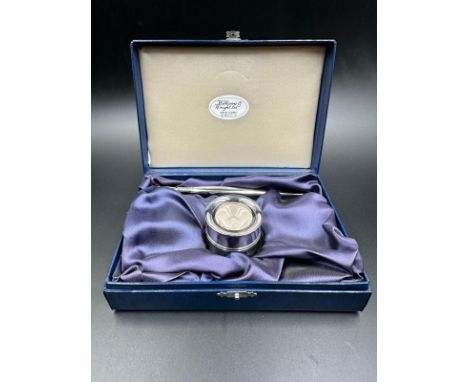 A Carr's of Sheffield Ltd silver writing set to include inkwell and pen, hallmarked for Sheffield 1995