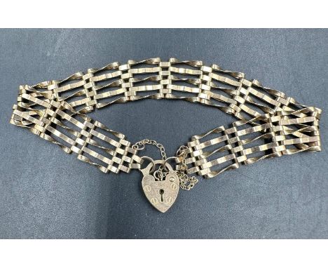 A 9ct gold gate bracelet with heart shaped fastener, with an approximate weight of 6.1g.