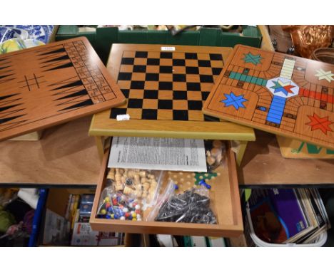 A vintage games compendium including Chess/Draughts , Tick Tack Toe. Chinese checkers and Solitaire etc also includes playing