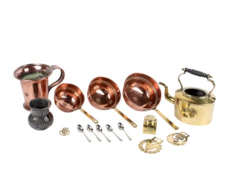 Collection of assorted metalware. Including a graduated set of three copper sieves, brass kettle, etc. Max. H21cm