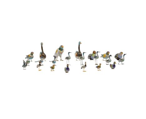Sammlung von 22 Cloisonné-Vögel. CHINA, 20. Jh.: verschiedene Vögel aus buntem Email-Closonné, H: 3,5 cm- 13 cm, tlw. besch.|
