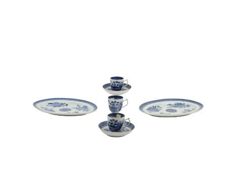 Konvolut Porzellan, 7-tlg. CHINA, "Diana Cargo", 1800-1817: 2 ovale Platten, 3 Tassen mit 2 Untertassen.(Das Handelsschiff 'D