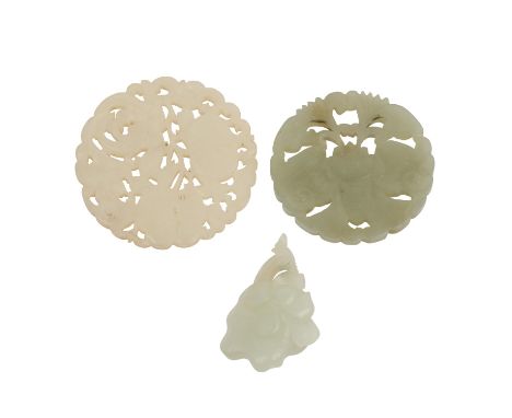 Drei Jade-Anhänger, 19./20. Jh.: 1.) Runde Plakette aus hellgrüner Jade, durchbrochen beschnitzt mit einer Zikade, D: 5,5 cm.