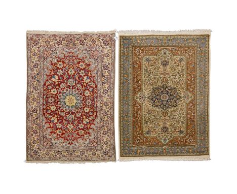 2 Orientteppiche. PERSIEN, 20. Jh.: 1.) ISFAHAN, 167x105 cm. Wolle auf Seide. Medaillonteppich mit rotem, floral durchgemuste
