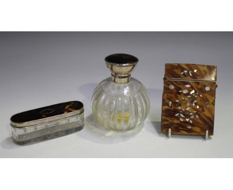 A George V silver mounted globular cut glass scent bottle and stopper, the hinged lid inset with tortoiseshell, London 1923 b