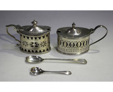 A late Victorian silver oval mustard, the engraved tapering hinged lid with urn finial above pierced and engraved oak leaf, f