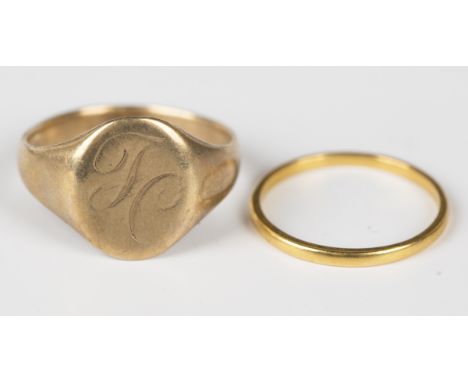 A 22ct gold plain wedding ring, Birmingham 1950, weight 1.5g, ring size approx M, and a 9ct gold oval signet ring, monogram e