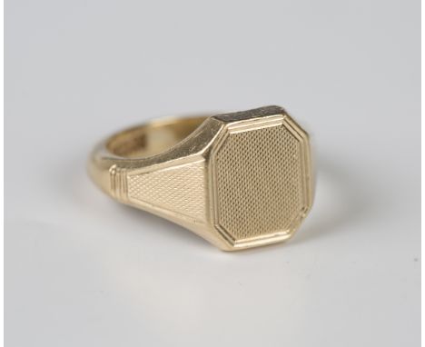 A 9ct gold cut cornered rectangular signet ring with engine turned decoration, Birmingham 1958, weight 10.4g, ring size appro