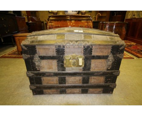Ribbed and bound dome top steamer trunk