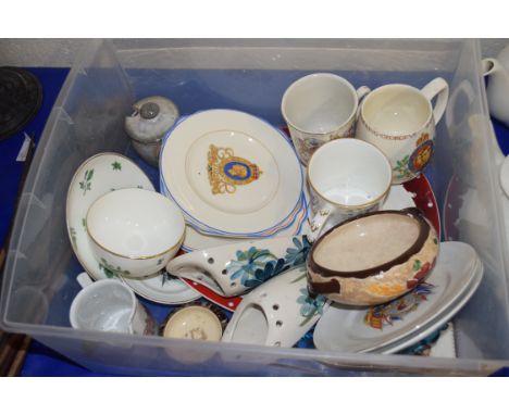 BOX OF MIXED CERAMICS TO INCLUDE ROYAL COMMEMORATIVE MUGS AND PLATES, REPRODUCTION WORCESTER TEA BOWL AND SAUCER ETC