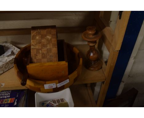 MIXED LOT OF TREEN WARES COMPRISING TURNED CANDLESTICK, BOWL, GAVEL AND BOXES