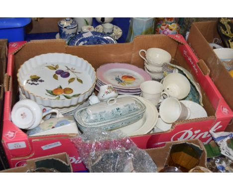 BOX OF CERAMICS TO INCLUDE WEDGWOOD EDME TEA AND TABLE WARES, ROYAL WORCESTER EVESHAM PATTERN FLAN DISH, FLORAL DECORATED PLA