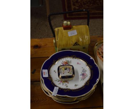 MIXED LOT COMPRISING A SET OF GILT AND FLORAL DECORATED PLATES TOGETHER WITH A CARLTON WARE COTTAGE FORMED BISCUIT BARREL AND