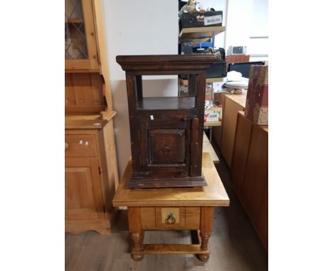 MAHOGANY EFFECT POT CUPBOARD TOGETHER WITH SINGLE DRAWER LAMP TABLE