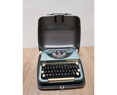 VINTAGE IMPERIAL TYPEWRITER IN FITTED TIN METAL CASE