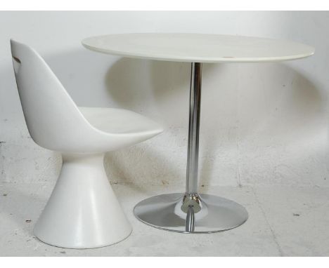 Eero Saarinen - Arkana - Tulip chair. A retro vintage Scandinavian inspired armless dining chair having a shaped back raised 