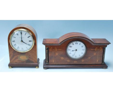 A Edwardian early 20th century oak cased mantle clock having white enamelled dial with Roman numerals to the chapter ring win