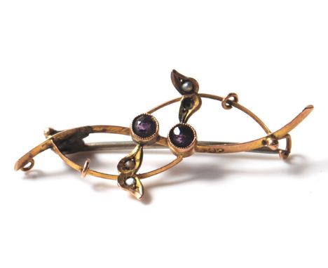 A 19th century Victorian 9ct gold and amethyst brooch having s shaped body with leaf motifs. Marked 9ct gold. Weight: 1.65g