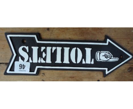 An arrow shaped 'toilet' sign 