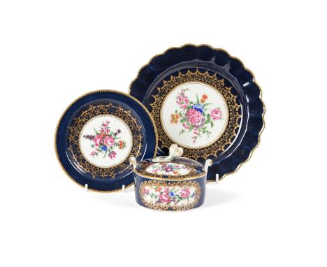 A WORCESTER BLUE-GROUND AND POLYCHROME PORCELAIN BUTTER DISH, COVER, STAND, AND SIDE-PLATE  CIRCA 1775 Decorated with panels 