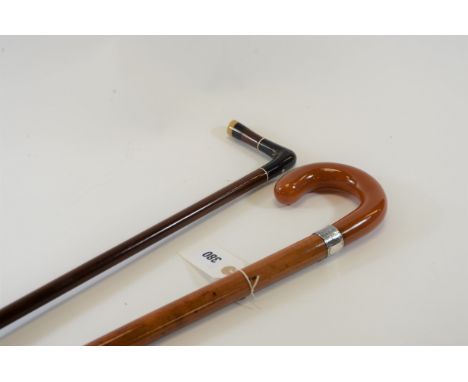 A GOOD QUALITY MALACCA AND FAUX AMBER HANDLED WALKING STICK with sterling silver collar and finely made mahogany and horn han