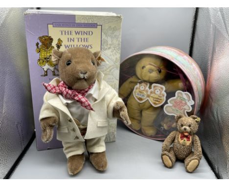 Boxed Steiff - The Wind in the Willows - Ratty, Steiff 1970 Bear, and Cherished Teddies Gift Set.
Good condition, no damage. 