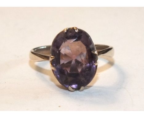 A 9ct gold ring set amethyst, size K, 2.7g.