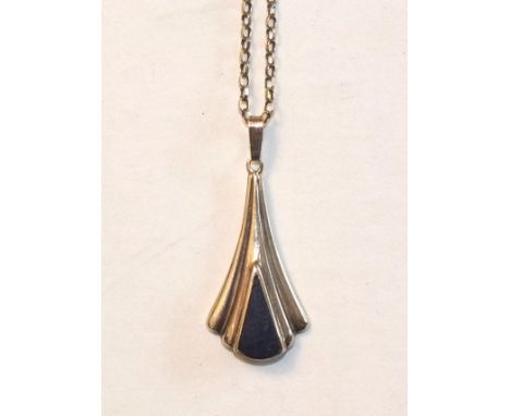 A 9ct gold pendant on 9ct gold chain, 3.9g.