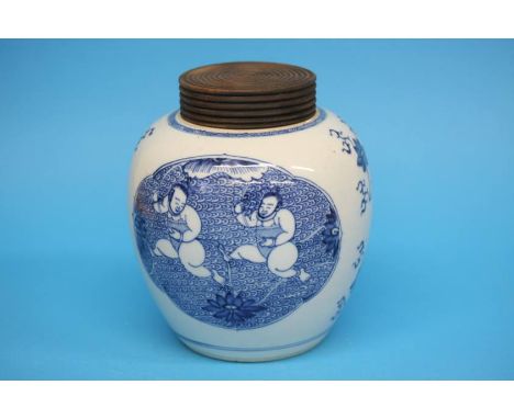 A Kangxi period blue and white vase. 20 cm high